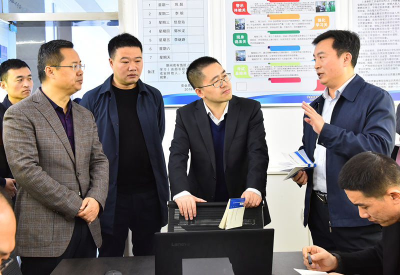 李鑫参观安全自省室