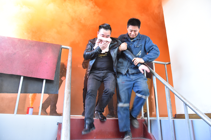 被困职工安全撤离现场