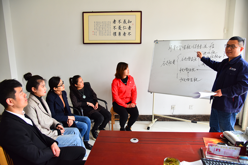 满文涛为职工开展业务培训