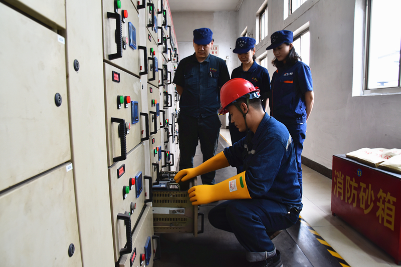 运转工区电工“大拿”陈伟为变电所职工讲解专业知识
