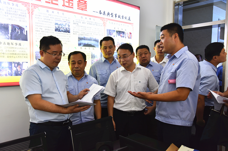 苏海龙向董秦凯介绍安全自省教育管理