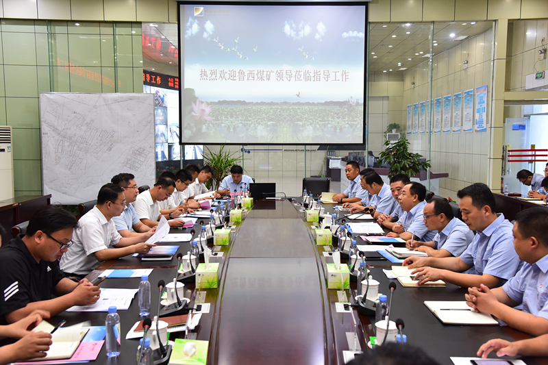 董秦凯一行在best365足球官网调度会议室座谈