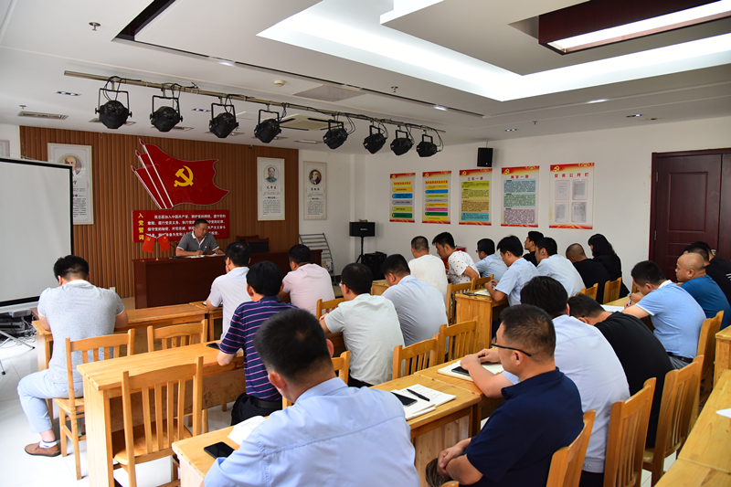 郭军涛带领机关后勤部门管理人员深刻学习张总讲话精神