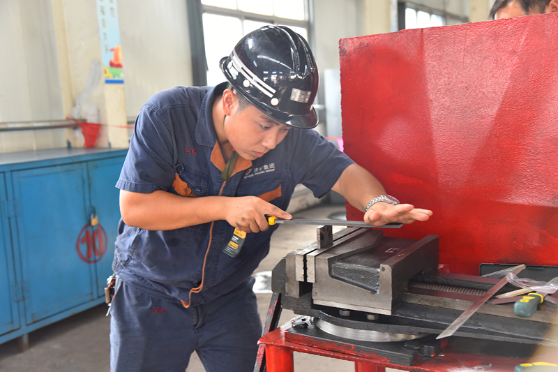 职工在技术比武中认真操作