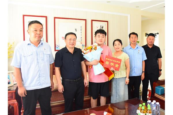 金秋助学暖人心 逐梦青春启新程